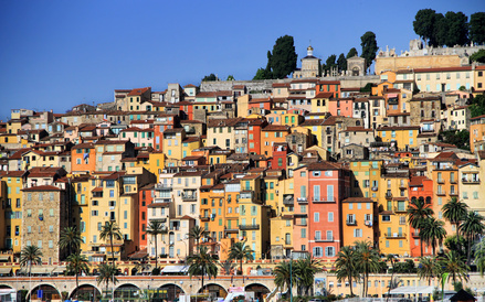 Menton et ses couleurs de volets - photo Fotolia