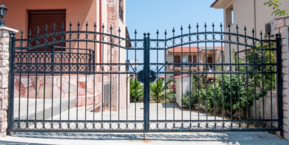 Et pourquoi pas un portail en fer forgé pour l'entrée d'une propriété ?