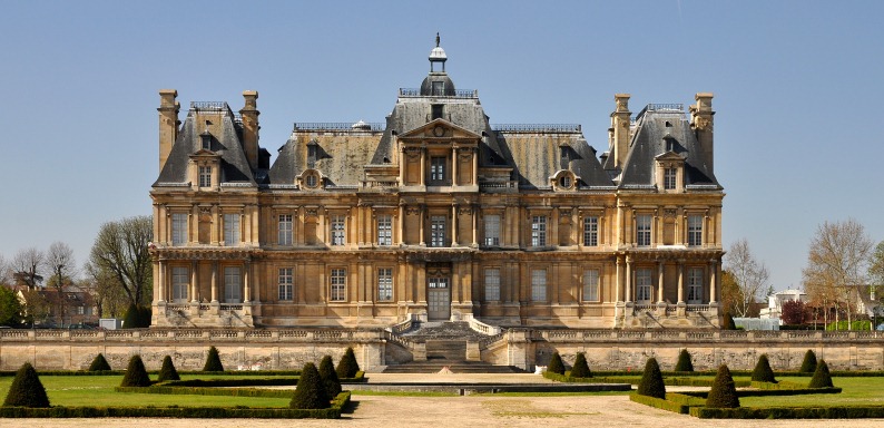 Le nuancier du service de l'urbanisme s'inspire directement du château de Maisons-Laffitte, pour les façades comme pour les volets et les cadres des fenêtres.