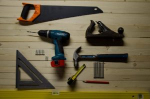 eugen-str-outils-unsplash pose de volets
