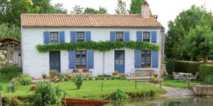 Des volets bleus pour une maison de campagne