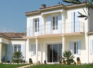 Volets battants bleu ciel pour des maisons du sud