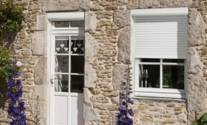 Volets roulants sur une porte et une fenêtre