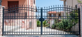 Et pourquoi pas un portail en fer forgé pour l'entrée d'une propriété ?