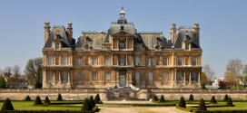 Le nuancier du service de l'urbanisme s'inspire directement du château de Maisons-Laffitte, pour les façades comme pour les volets et les cadres des fenêtres.