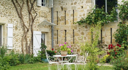 Pierres du sud ouest et volets blancs - Fotolia