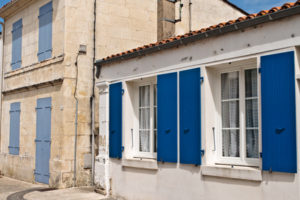 Couleurs des volets sur l'Île d'Oléron - image Fotolia Philippe Graille