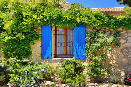 Harmoniser les couleurs des volets avec la façade et l'environnement