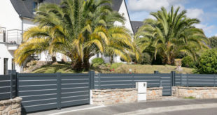 La clôture sécurise et décore un extérieur