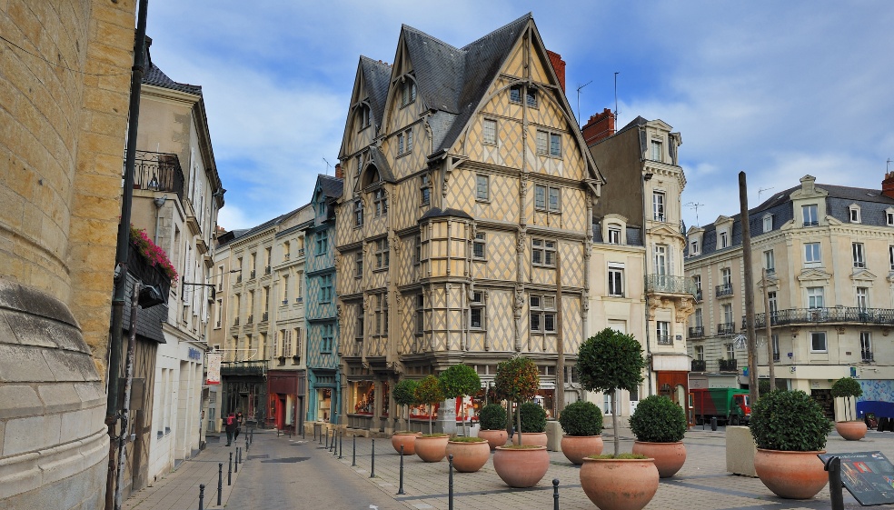 A Angers, les matériaux traditionnels influencent les couleurs des volets