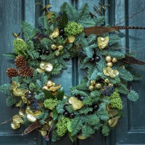 jez-timms-déco noel-unsplash Comment décorer portes et fenêtres à Noël ?